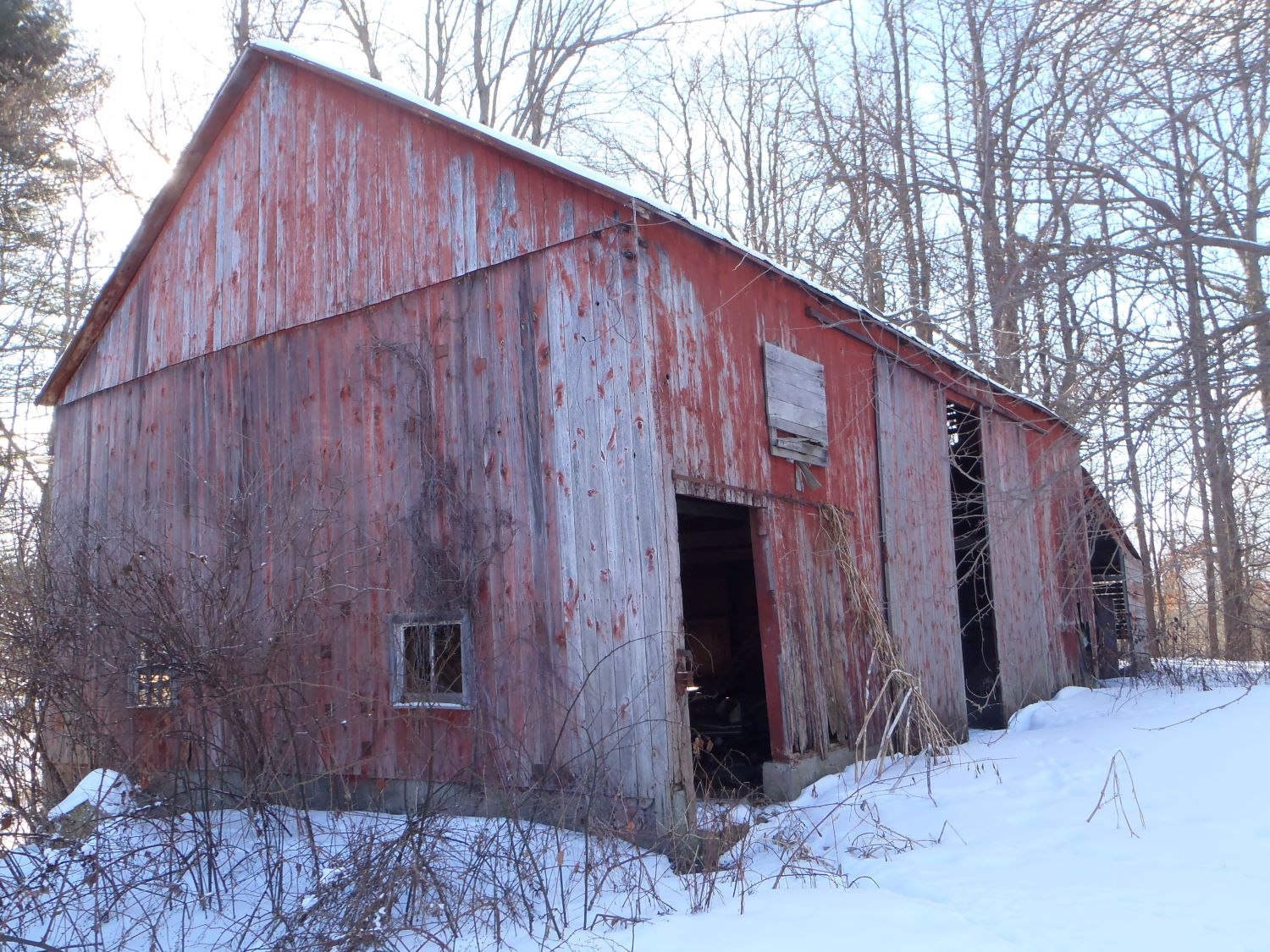 A red barn in Tekonsha, MI during the winter