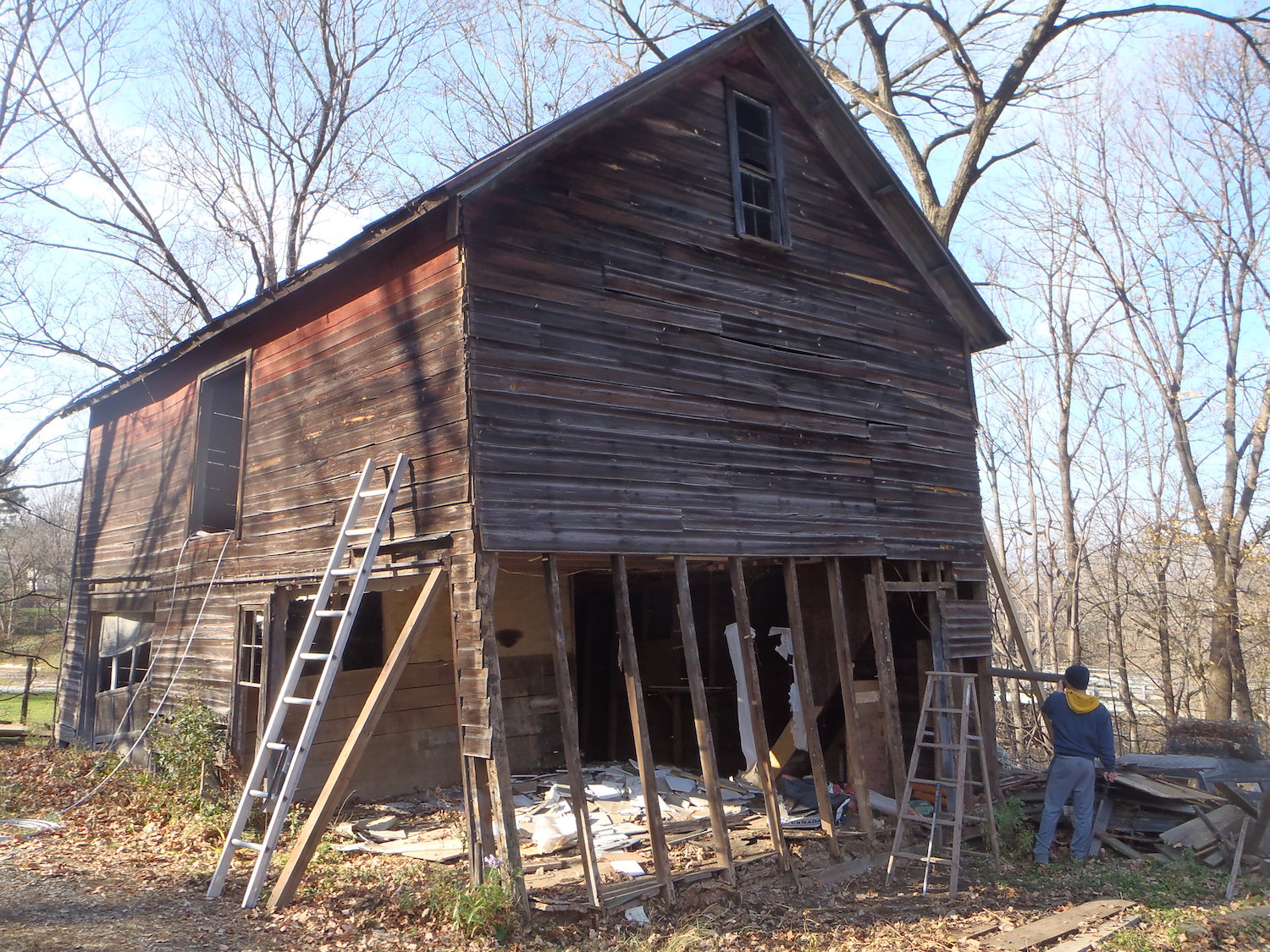 Picute of a barn from Burbank, Ohio that is over 100 years old