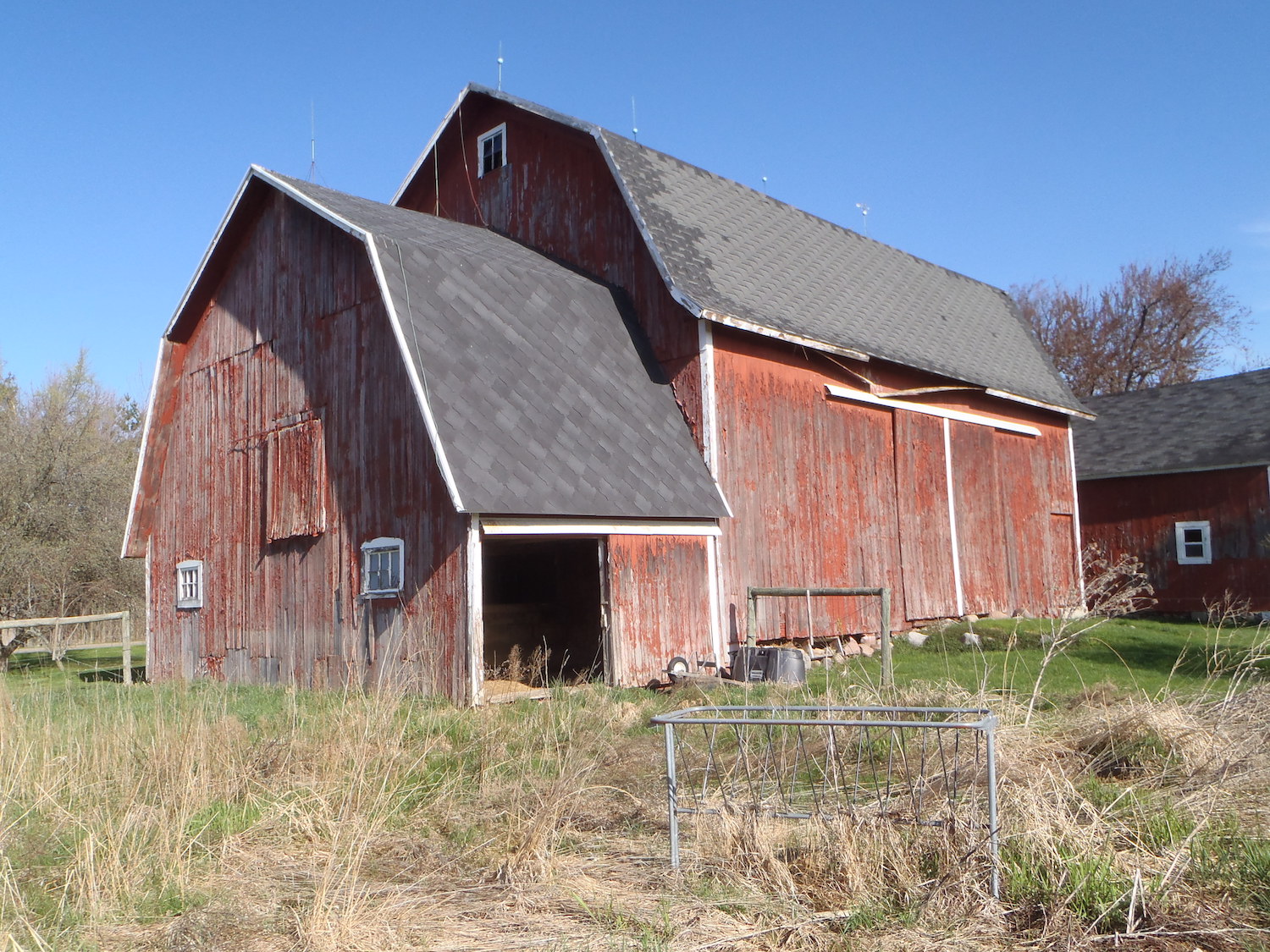 An old, red barn that was standing in Grand Ledge, MI